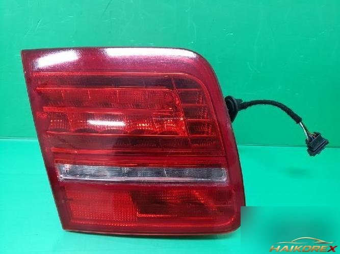 Audi A8 2010 — накладка задней двери (левая)