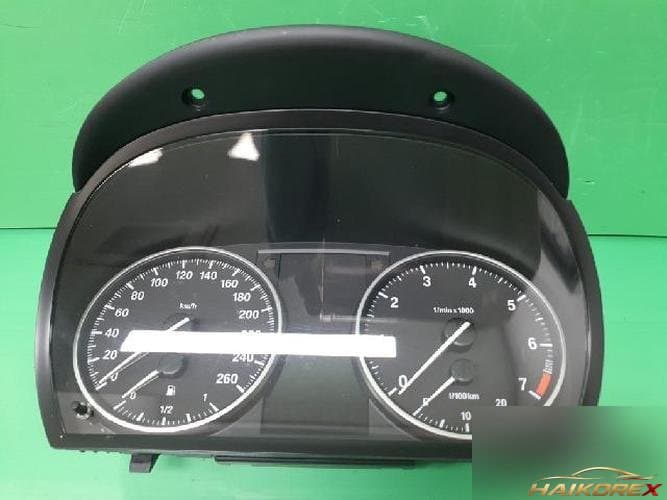 BMW 3 Series 2009 — панель приборов 9187052