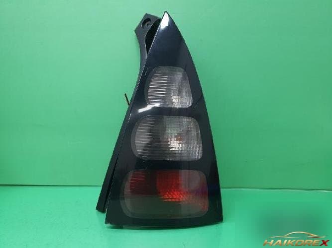 Toyota 2004 — задний комбинированный фонарь правый (пассажирский)