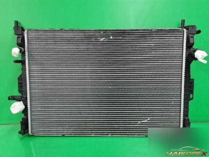 Ford Focus 2013 — радиатор 6G91-8005-FD