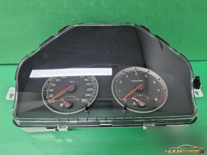 Volvo V50 2006 — приборная панель