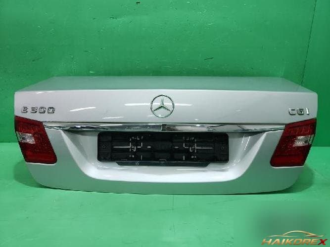 Mercedes-Benz E-Class 2011 — крышка багажника