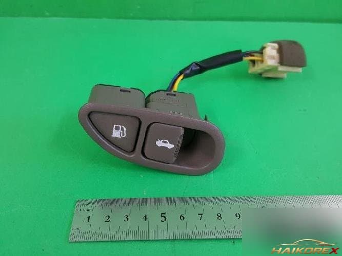 Hyundai Sonata 2003 — переключатель крышки багажника и лючка топливного бака
