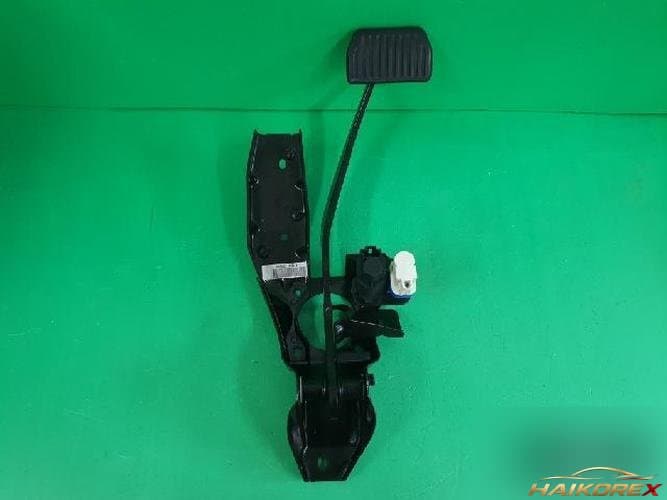 Land Rover Freelander 2010 — педаль тормоза 7G9N 2D094GB