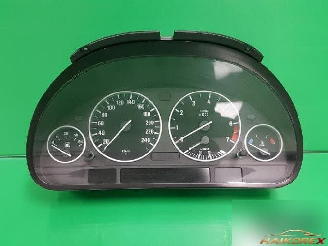BMW 5 Series 2003 — панель приборов