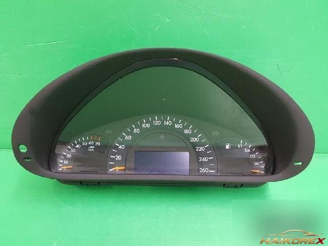 Mercedes-Benz C-Class 2002 — панель приборов A2035403511