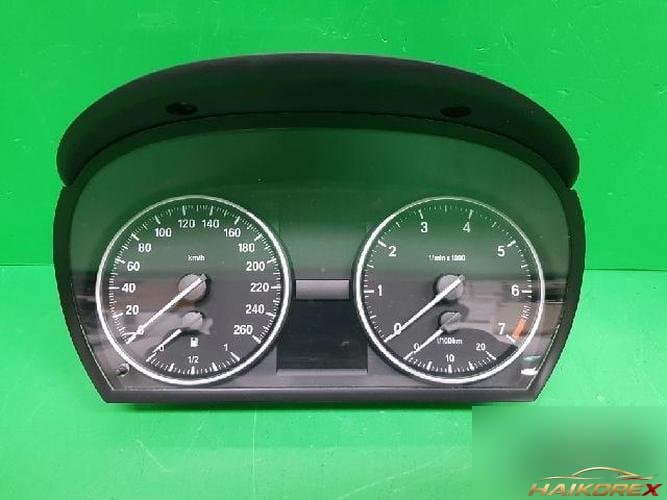 BMW 3 Series 2011 — приборная панель 9187336