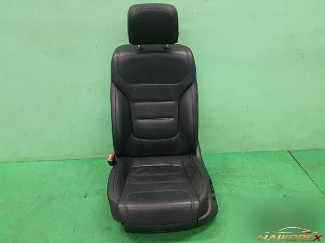 Volkswagen Touareg 2012 — сиденье левое