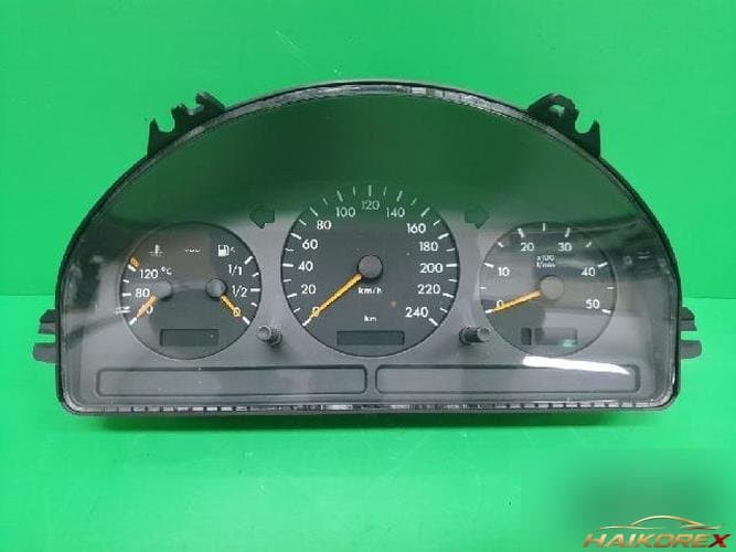 Mercedes M-Class 2004 — панель приборов