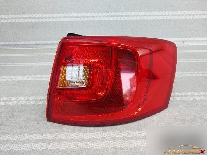 Volkswagen Jetta 2013 — фонарь задний комбинированный правый (пассажирский)