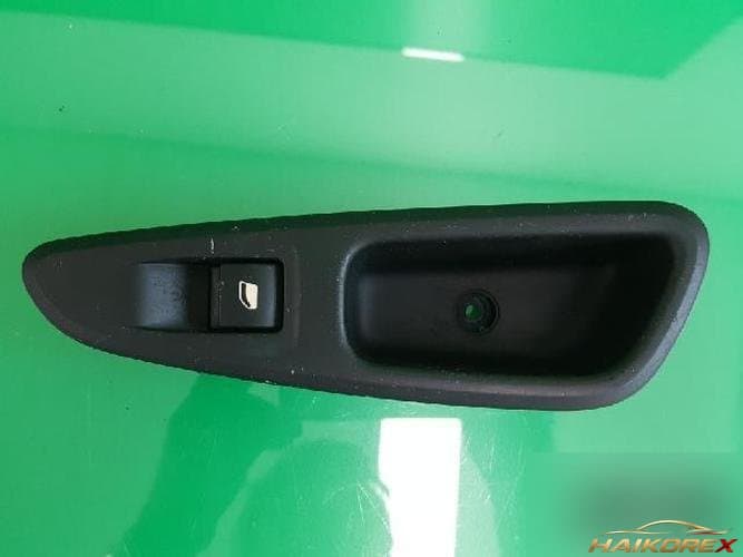 Peugeot 308 2009 — кнопка стеклоподъемника 96573850XT