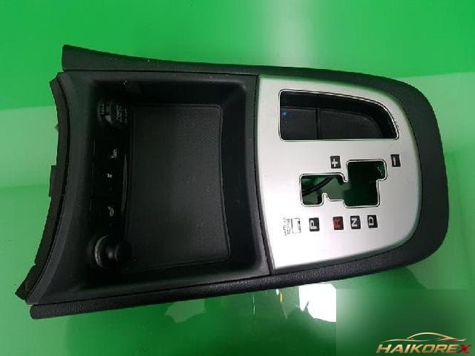 Hyundai Santa Fe 2008 — крышка рычага переключения передач 84661 2B000
