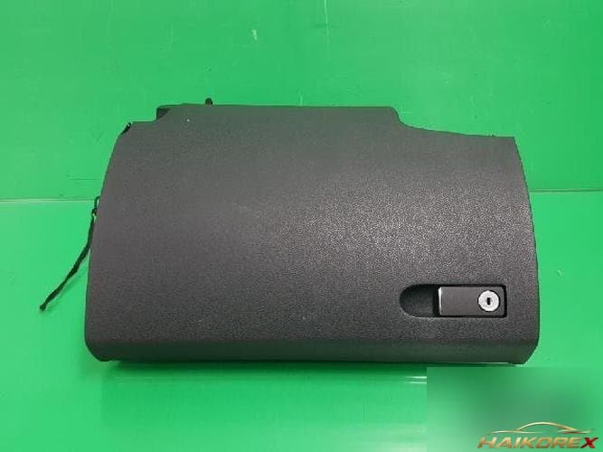 Mercedes-Benz C-Class 2009 — вещевой ящик A2046802691