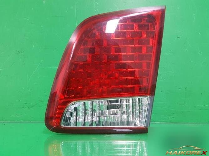 Kia Sorento 2010 — задняя отделка белая (подсветка багажника) 924062P000