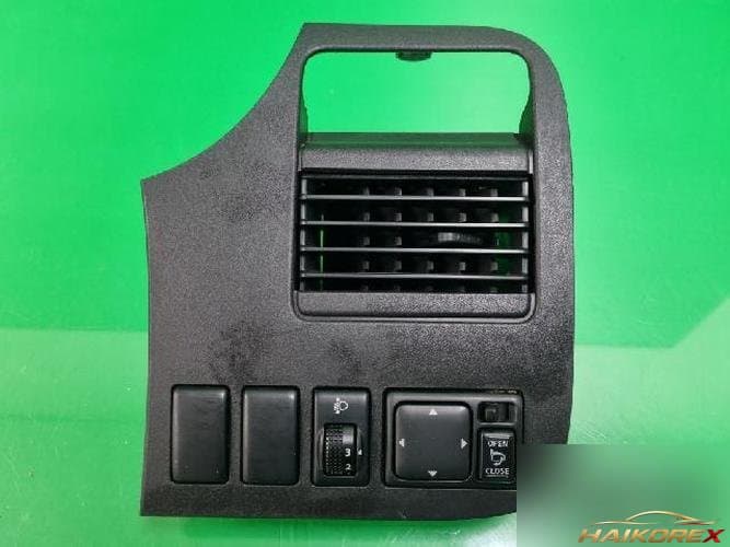 Nissan Cube 2006 — панель приборов