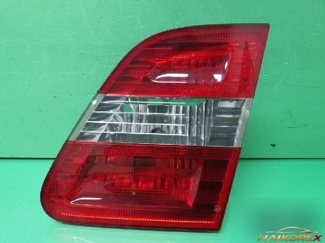 Mercedes-Benz B-Class 2011 — накладка крышки багажника (с фонарём) 1