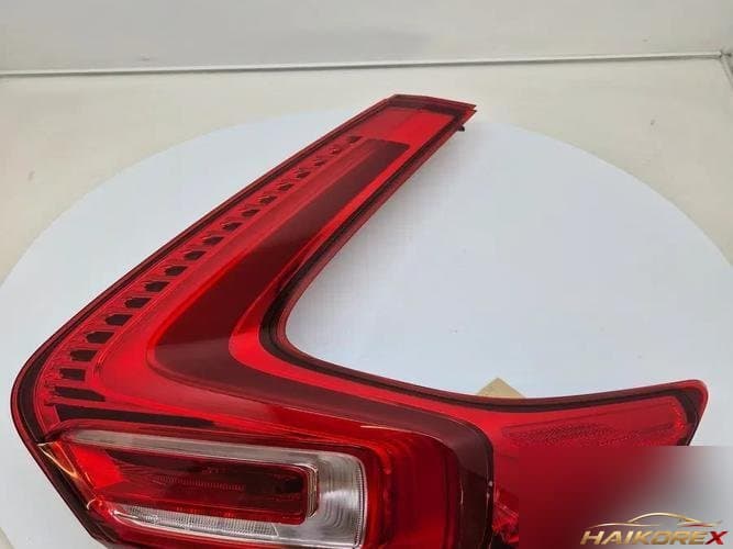 Volvo XC40 2023 — фонарь задний правый (31446791)