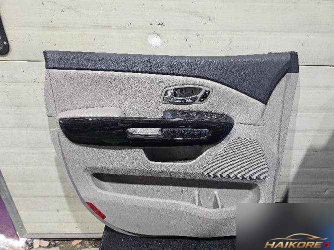 Kia Carnival 2018 — обивка передней двери левая 82301-A9CE0 KK7