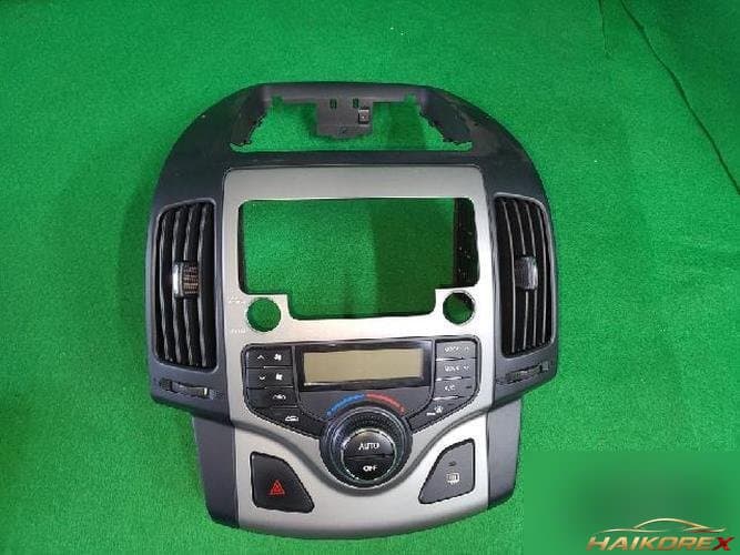 Hyundai i30 2009 — центральная панель (фасция) 1