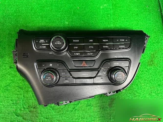 Kia K5 2011 — блок управления климатом и аудиосистемой