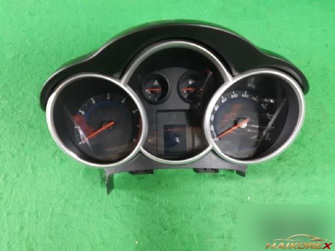 Daewoo Lacetti 2011 — панель приборов 95990330 2