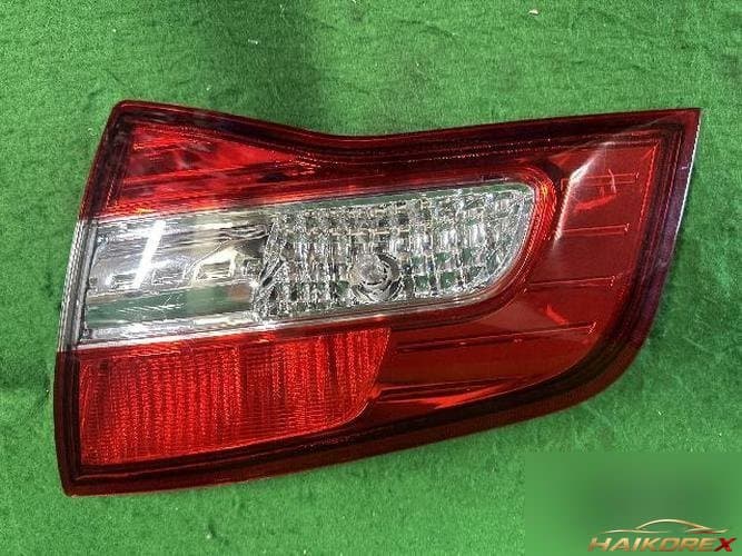 Renault QM5 2009 — накладка крышки багажника (с фонарём) 10
