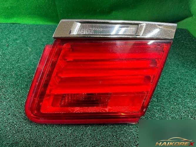BMW 7 Series 2009 — накладка крышки багажника (с фонарём) 1