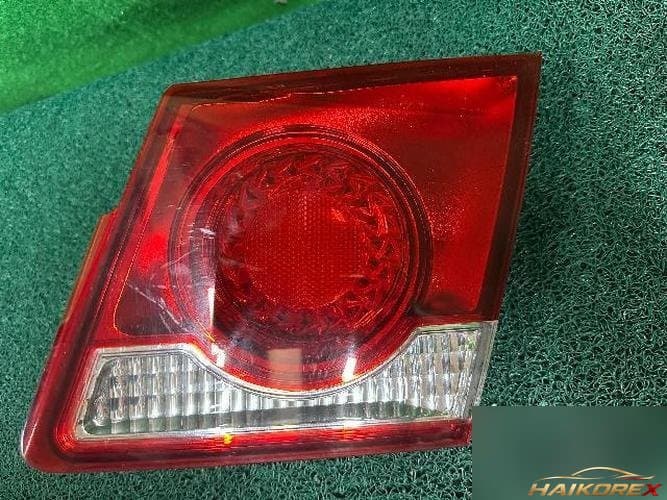 Daewoo Lacetti 2011 — накладка крышки багажника (с фонарём) 1