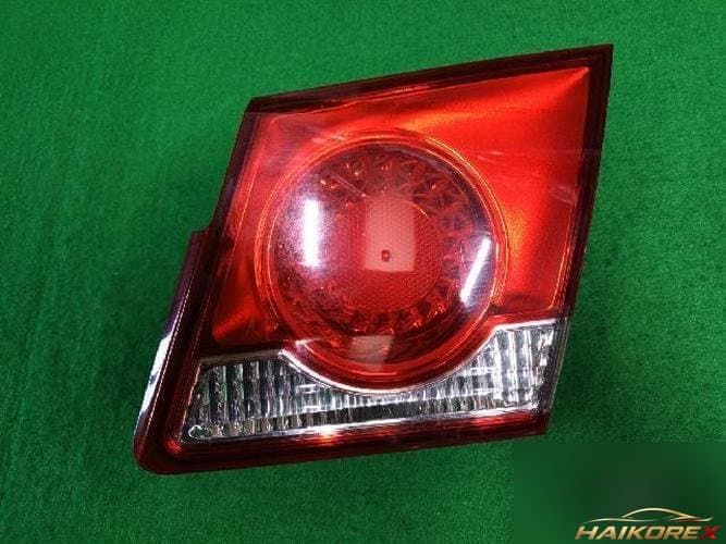 Daewoo Lacetti 2009 — накладка крышки багажника (с фонарём) 2