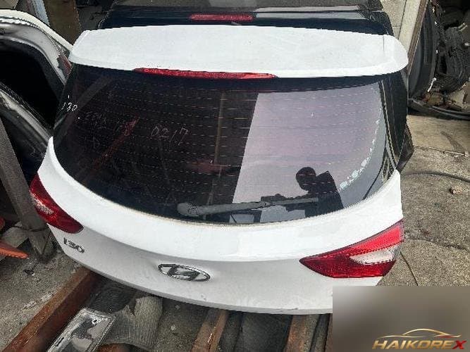 Hyundai i30 2010 — дверь багажника