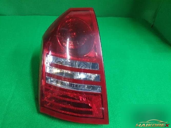 Chrysler 300 2007 — задний комбинированный фонарь левый