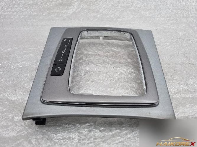 Mercedes-Benz C-Class 2011 — накладка рычага переключения передач A2042673388