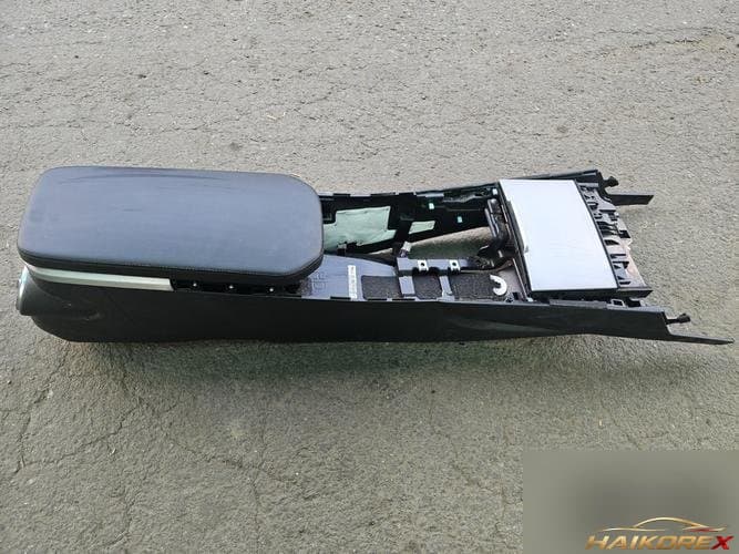 Kia Stinger 2020 — консоль, бокс