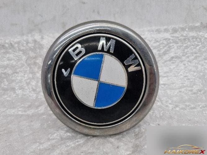 BMW 1 Series 2013 — эмблема задней двери