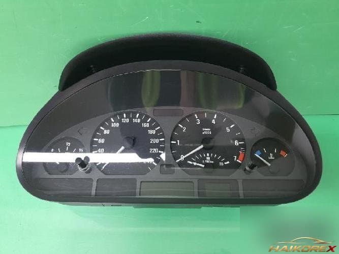 BMW 3 Series 2004 — приборная панель