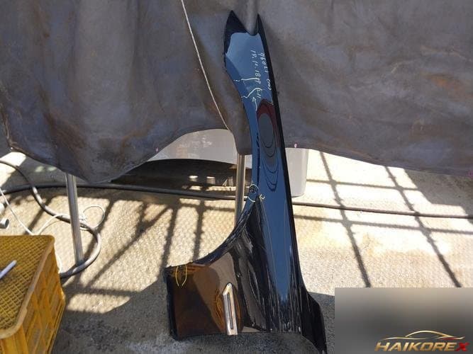 BMW 7 Series 2010 — крыло левое