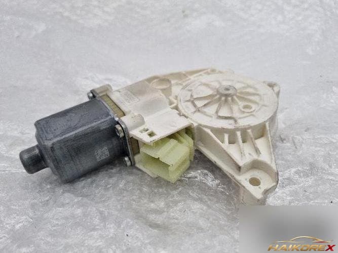 Mercedes-Benz C-Class 2010 — мотор стеклоподъемника передней левой двери A204 820 01 42