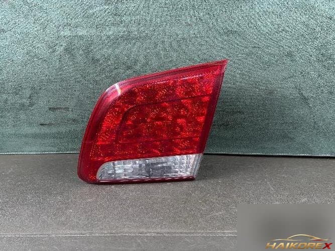 Kia Sorento 2011 — накладка крышки багажника (с фонарём) 7