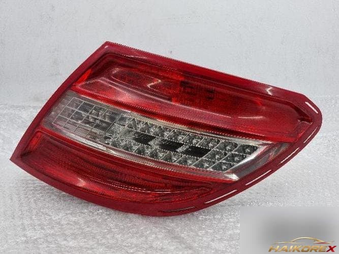 Mercedes-Benz C-Class 2011 — комбинированный фонарь задний правый (пассажирский) A2048202064R