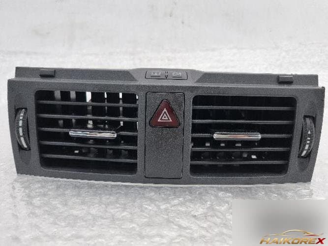 Mercedes-Benz C-Class 2011 — центральный дефлектор (A204 830 7454)