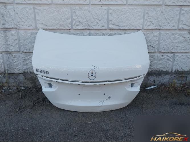 Mercedes-Benz E-класс 2021 — крышка багажника