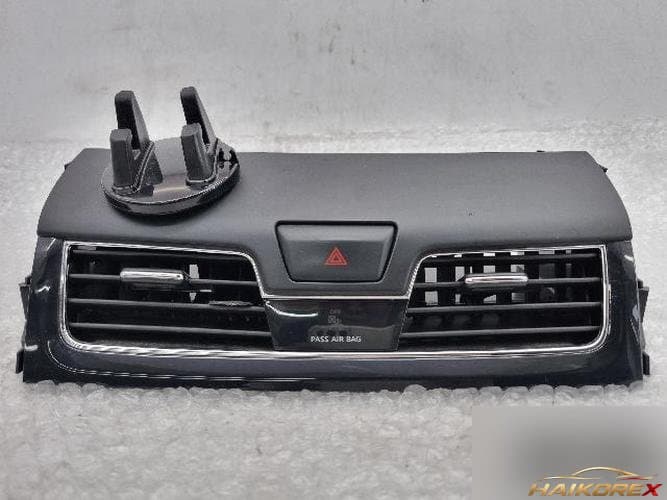 Nissan Altima 2014 — центральная дефлекторная решётка (68750-3TA0A)