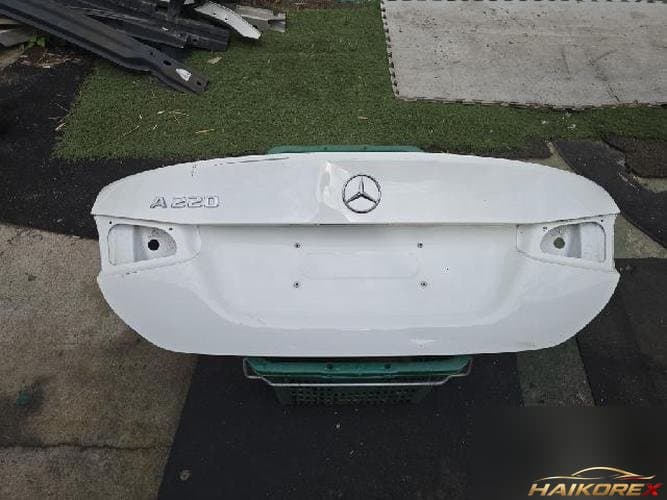 Mercedes-Benz A-Class 2021 — крышка багажника