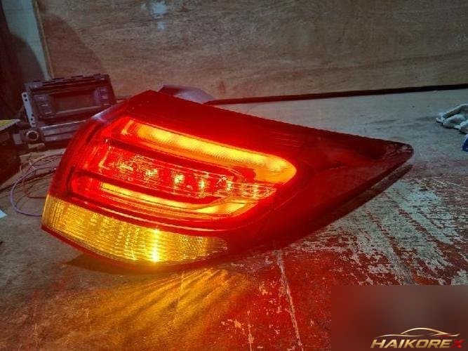 Hyundai i40 2016 — комбинированный фонарь задний правый (LED, 4 контакта) 92402-3Z510