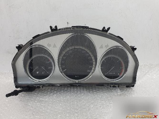 Mercedes-Benz C-Class 2010 — панель приборов A2049005202