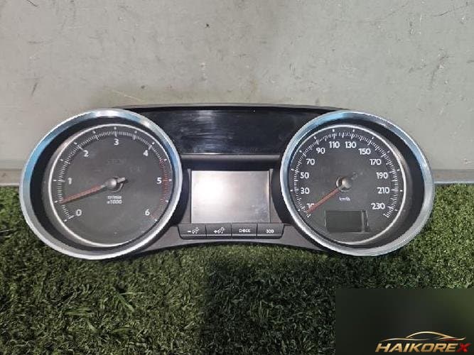 Peugeot 508 2014 — панель приборов 9806831580