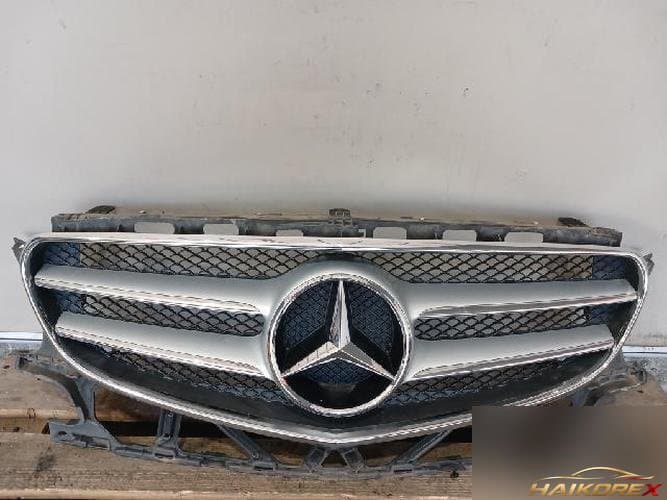 Mercedes-Benz E-класс 2014 — решётка радиатора A2188880060
