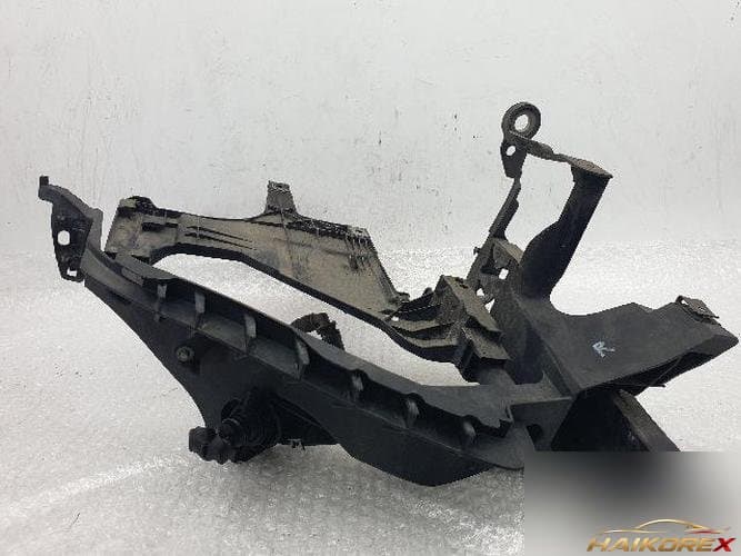 Audi A4 2013 — кронштейн фары правый 8K0 805 608 B