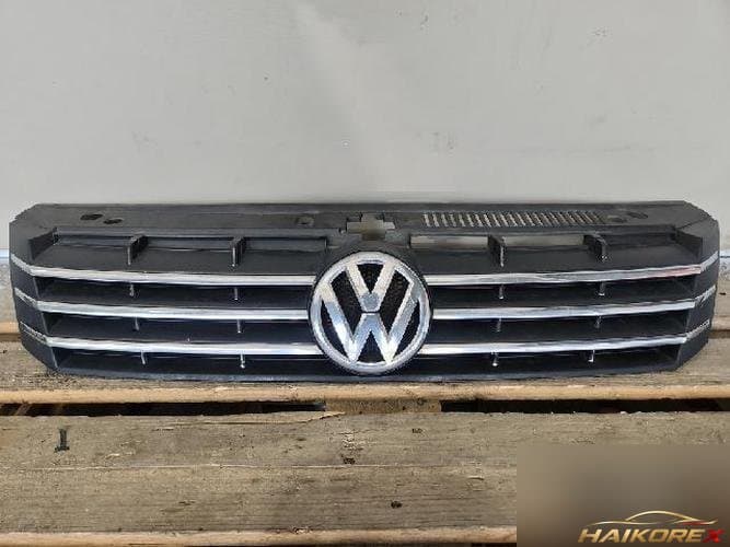 Volkswagen Passat 2013 — решётка радиатора 561853653