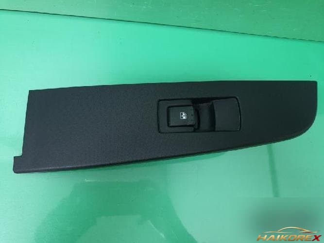 KG Mobility Korando 2012 — кнопка стеклоподъемника передняя левая